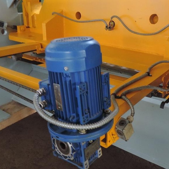 Механические гильотинные ножницы НЛ3424 (16х2500мм)Фото 9684-05.jpg